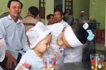 Vợ chồng ở Quảng Nam bị nước lũ cuốn trôi: Quặn lòng bé 2 tuổi khóc đòi mẹ