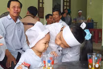 Vợ chồng ở Quảng Nam bị nước lũ cuốn trôi: Quặn lòng bé 2 tuổi khóc đòi mẹ