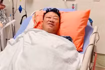 Nhạc sĩ Lê Quang nhập viện chờ mổ nghẽn mạch máu ở đầu