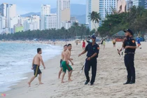 Cận cảnh cưỡng chế giải tán người tắm biển ở Nha Trang để ngăn dịch COVID-19