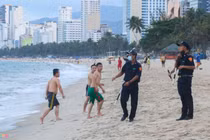 Cận cảnh cưỡng chế giải tán người tắm biển ở Nha Trang để ngăn dịch COVID-19
