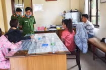 Chồng bị tạm giam, vợ 18 tuổi bế con nhập nhóm 'chơi' ma túy