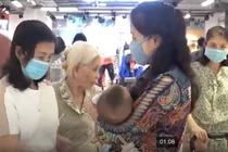 Video: Cụ bà 80 tuổi cùng các con gái 'săn' hàng dịp Black Friday