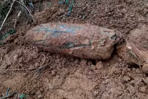 Bom nặng hơn 300 kg lộ thiên sau vụ sạt lở