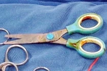 Ngã vào cái kéo, bé 7 tuổi bị đâm xuyên cổ