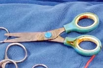 Ngã vào cái kéo, bé 7 tuổi bị đâm xuyên cổ