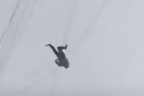 Người đàn ông đu dây điện từ tầng 20 của khách sạn để trốn tiền thuê phòng