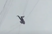 Người đàn ông đu dây điện từ tầng 20 của khách sạn để trốn tiền thuê phòng