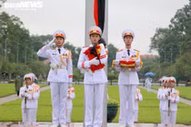 Ảnh: Lễ treo cờ rủ Quốc tang nguyên Tổng Bí thư Lê Khả Phiêu