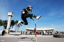 Cảnh sát Hà Nội đội nắng thi dập lửa, cứu người