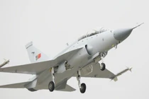 Tiêm kích JF-17 Trung Quốc sản xuất đối đầu Su-30 Nga: Bên nào sẽ thắng?
