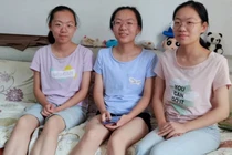 Chị em sinh ba trúng tuyển cùng trường đại học ở Trung Quốc