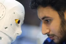 Ám ảnh nhìn con robot hỗ trợ xét nghiệm virus corona ở Ai Cập