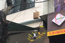 Hà Nội: Hài hước cảnh flycam phục vụ treo lơ lửng ngay trên đầu khách hàng