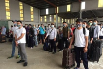 Ảnh: 120 bệnh nhân COVID-19 ở Guinea Xích Đạo lên máy bay về nước