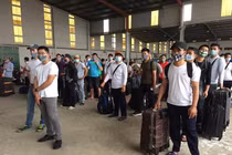 Ảnh: 120 bệnh nhân COVID-19 ở Guinea Xích Đạo lên máy bay về nước