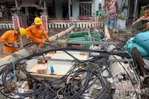 Điện lực TT-Huế nói cột điện gãy đổ là do gió khó lường gây quăng, quật