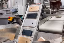 Apple phá huỷ iphone cũ bằng loại robot gì?