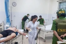 Khống chế kẻ tâm thần dùng dao đâm bạn thân