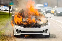 Xe bốc khói nghi ngút vì... lên đời cặp gương