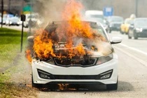 Xe bốc khói nghi ngút vì... lên đời cặp gương