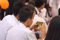 Học sinh cấp 2, cấp 3 được sử dụng điện thoại trong lớp khi nào?