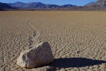 Kỳ lạ hòn đá tự di chuyển trong thung lũng chết nóng nhất thế giới
