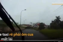 Video: Taxi lấn làn khi ôm cua gây tai nạn với ôtô