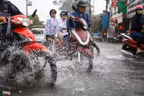 Người dân ngã nhào trong mưa ở Thủ Đức