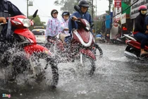 Người dân ngã nhào trong mưa ở Thủ Đức