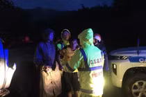 Vượt dòng nước, đưa người của thủy điện Rào Trăng 3 đi viện