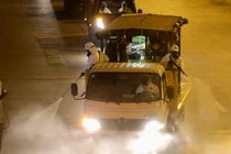 Binh chủng Hoá học khử trùng BV Bạch Mai, đưa bệnh nhân về khu cách ly