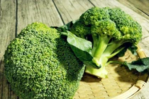 Xào súp lơ đừng cho ngay vào chảo để tránh trường hợp này