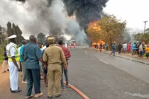 Hôi dầu ở xe bồn tai nạn, gần 60 người chết thảm