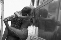 “Mây mưa” ở trạm dừng xe buýt, cặp đôi đối mặt án 2 năm tù 