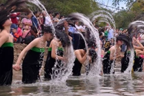 Ngắm thiếu nữ Thái trắng trong nghi thức gội đầu