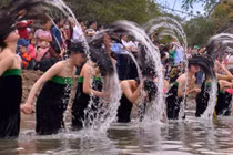 Ngắm thiếu nữ Thái trắng trong nghi thức gội đầu