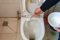 Bỏ nắm muối vào nhà vệ sinh: Tác dụng tuyệt vời lại tiết kiệm