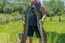 Video: “Lạnh gáy” trước cảnh dùng tay không bắt trăn khổng lồ