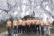 Xôn xao 10 đàn ông cởi trần check-in giữa trời băng giá rét