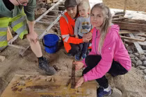 Đào bới sân nhà, lộ ra mộ cổ 1.100 năm đầy kho báu 