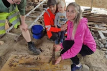 Đào bới sân nhà, lộ ra mộ cổ 1.100 năm đầy kho báu 