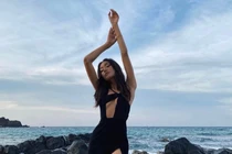 Thảo Nhi Lê khoe vòng một, đăng ảnh hở bạo dù đang thi hoa hậu