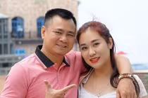 Khoảnh khắc hạnh phúc của NSND Tự Long bên vợ xinh đẹp