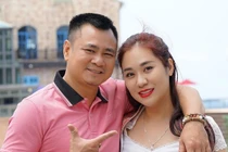 Khoảnh khắc hạnh phúc của NSND Tự Long bên vợ xinh đẹp