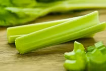 Tại sao không nên ăn lá cần tây? 