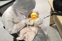 COVID-19: Chuyện chưa kể về những em bé bay “một mình” từ HQ về Việt Nam