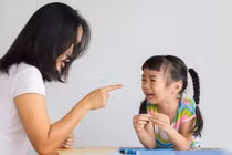 Những câu cha mẹ mắng con dễ gây ám ảnh cả đời với con trẻ