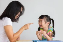 Những câu cha mẹ mắng con dễ gây ám ảnh cả đời với con trẻ