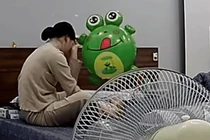 Vợ vừa trông con vừa khóc, chồng biết lý do liền ôm lấy vợ